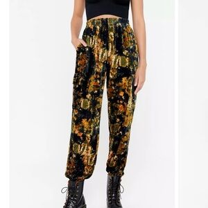 Urban Outfitters Women’s Penelope Velvet Floral Cargo Pants Size xs-tp